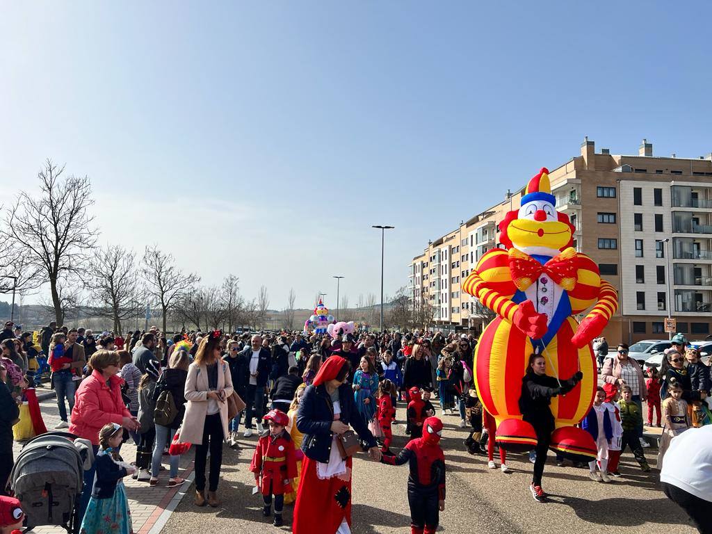 El pasacalles de carnaval de Arroyo llenó el municipio de música, alegría y color