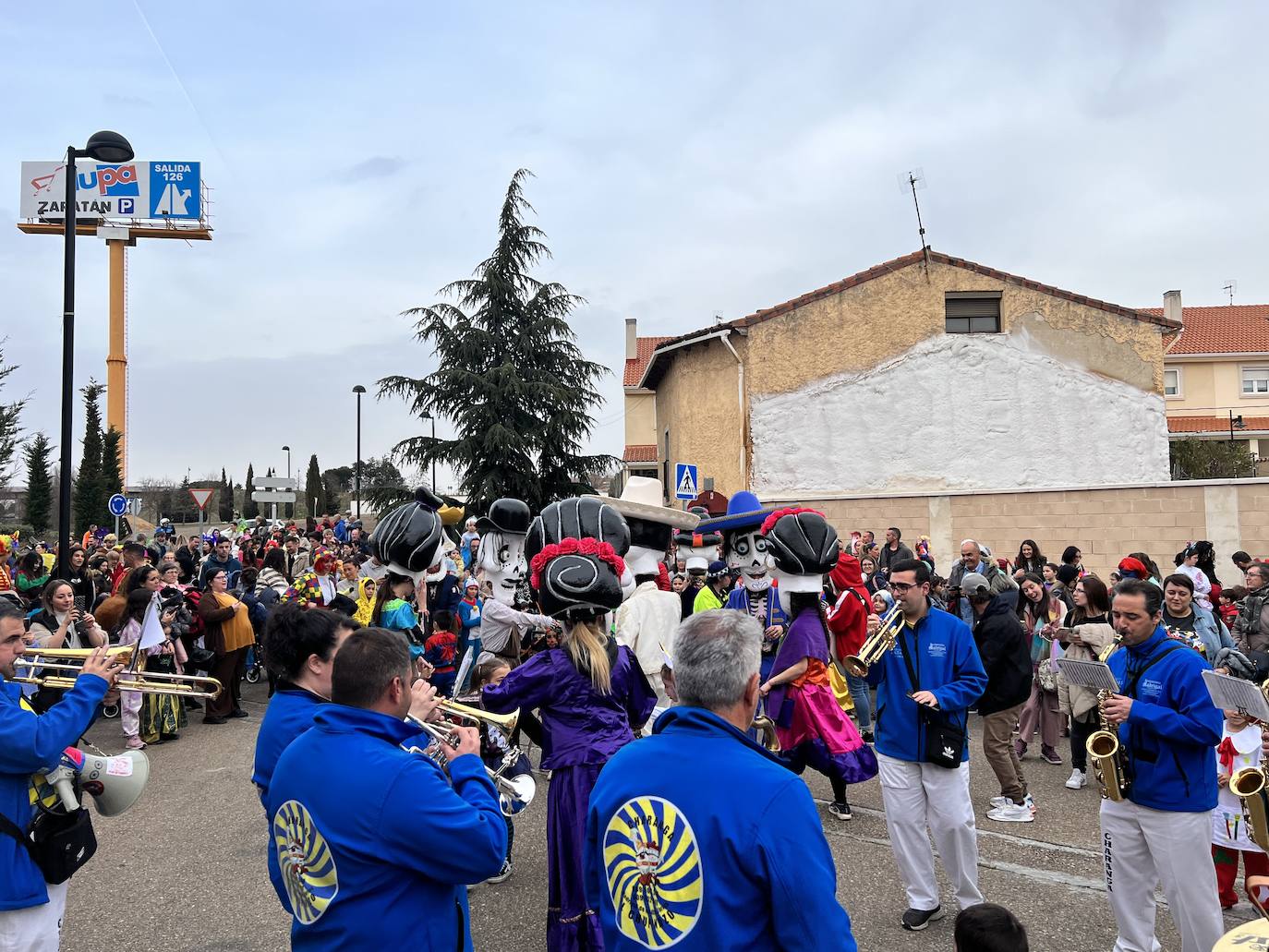 El pasacalles de carnaval de Arroyo llenó el municipio de música, alegría y color
