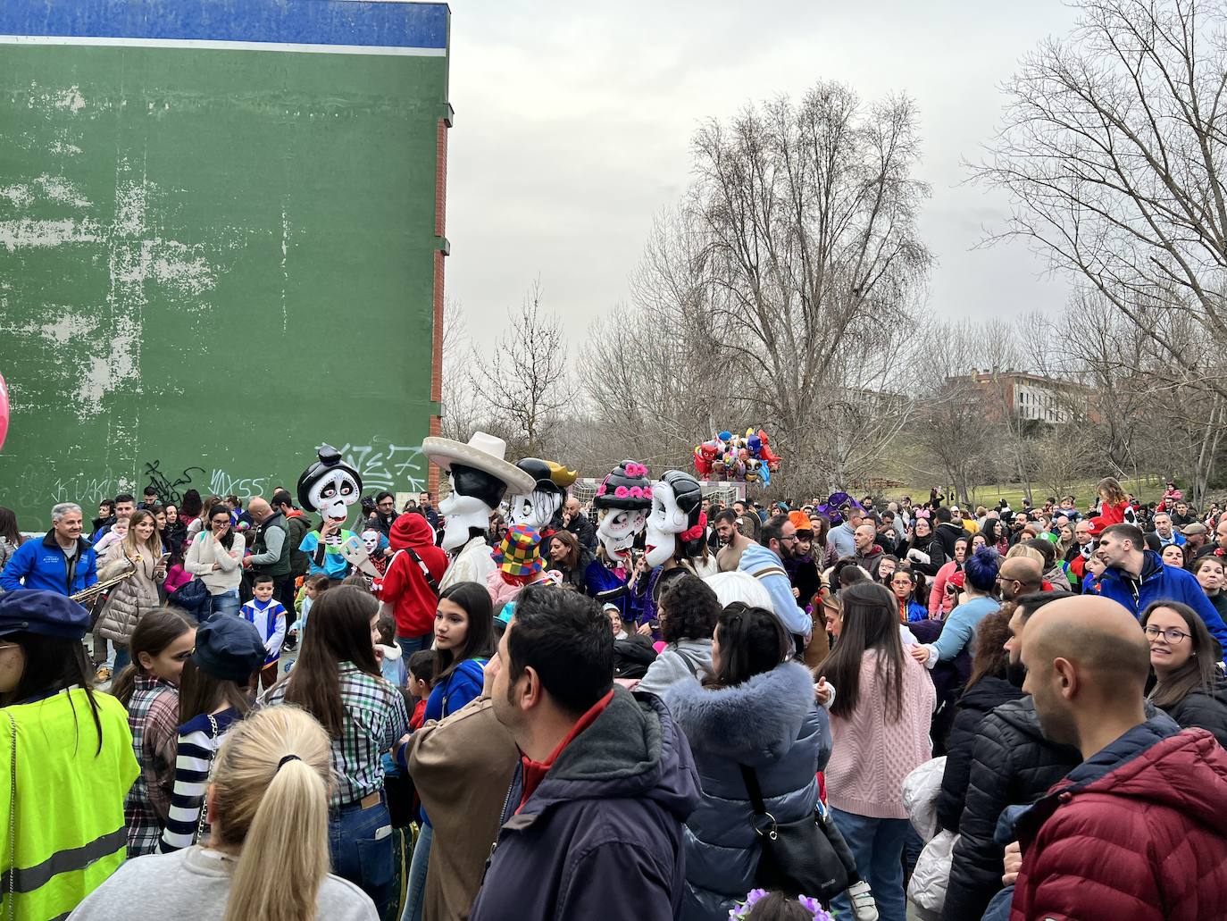 El pasacalles de carnaval de Arroyo llenó el municipio de música, alegría y color