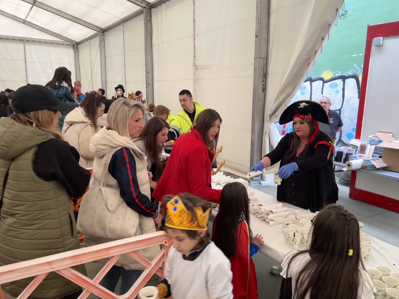 El pasacalles de carnaval de Arroyo llenó el municipio de música, alegría y color
