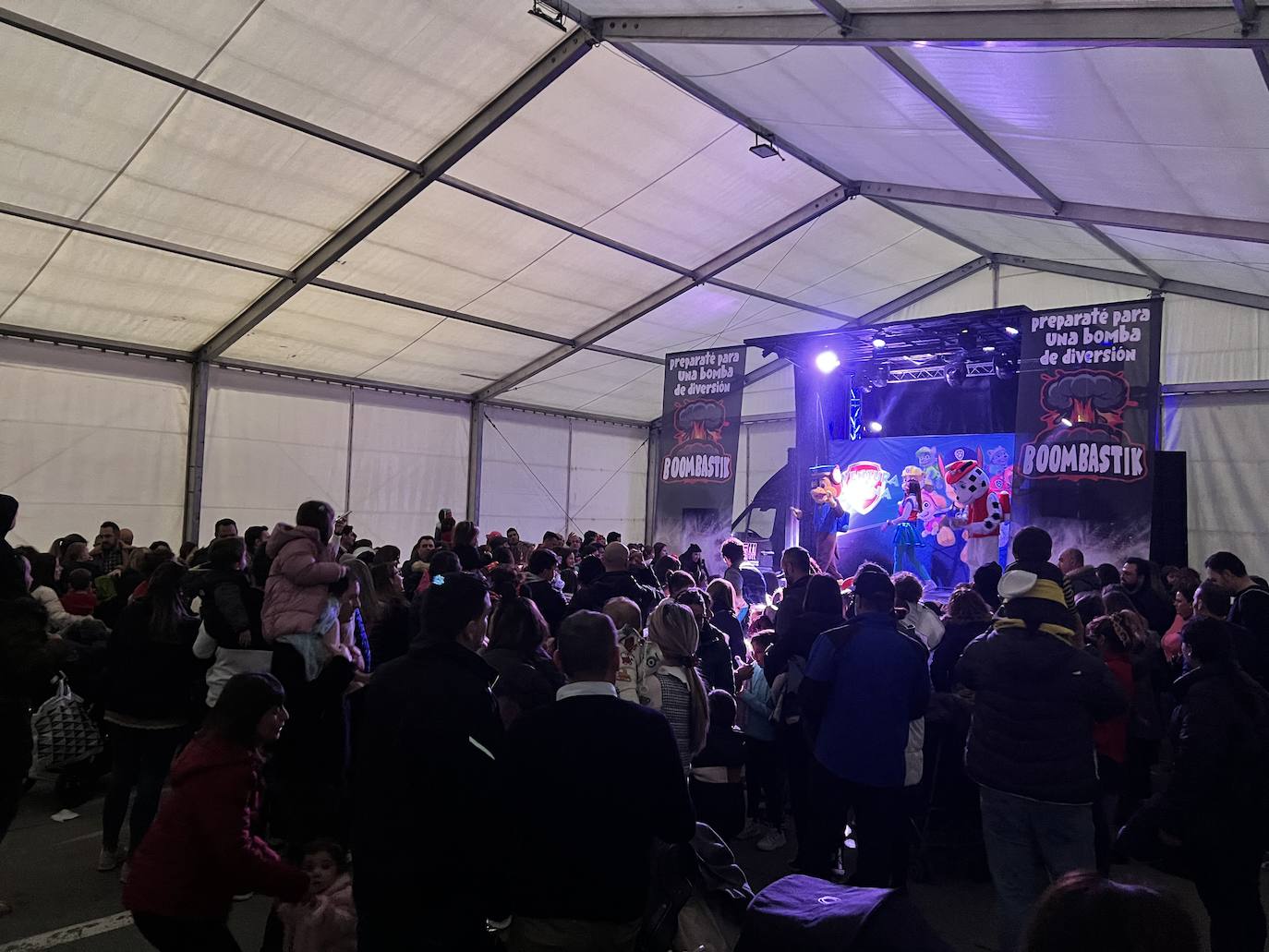 El pasacalles de carnaval de Arroyo llenó el municipio de música, alegría y color