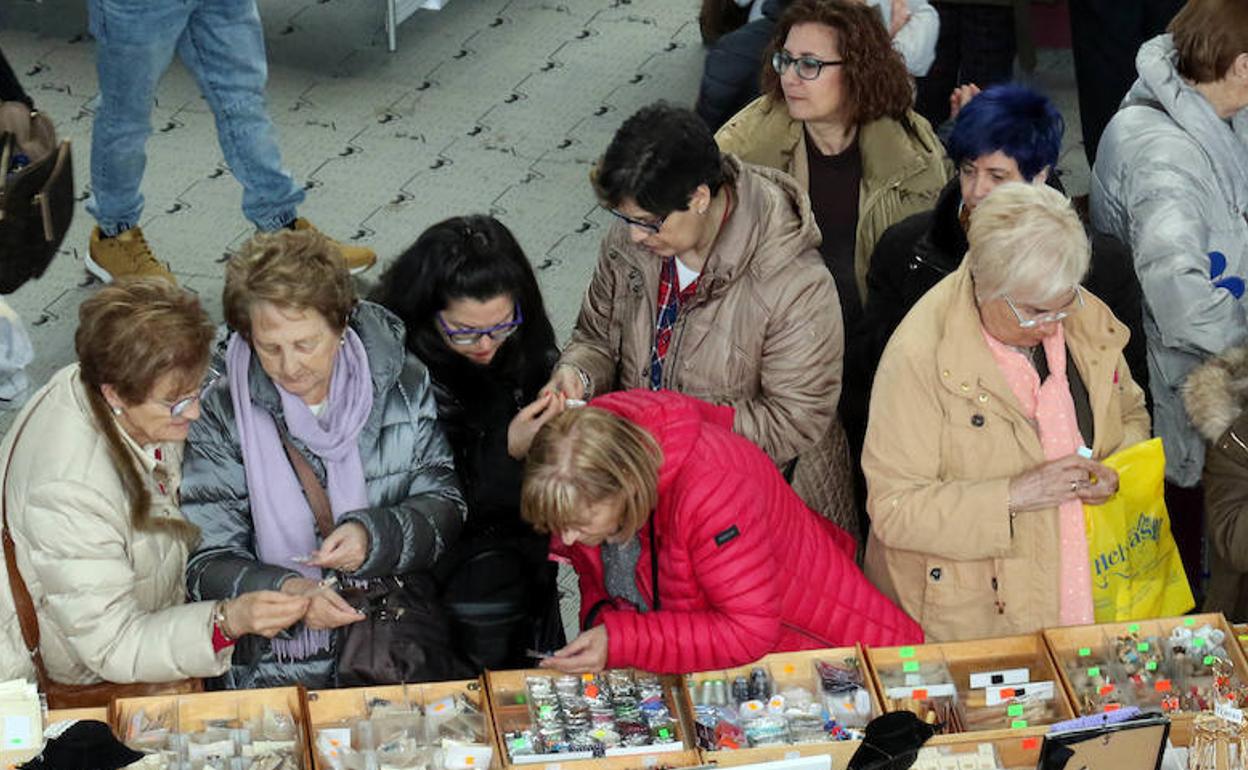 Mujeres arroyanas durante el encuentro de bolillos celebrado en marzo de 2020 