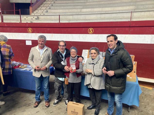 800 encajeras y bolilleras se han dado cita en la Plaza de Toros de La Flecha 