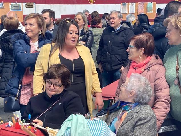 800 encajeras y bolilleras se han dado cita en la Plaza de Toros de La Flecha 