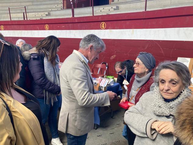 800 encajeras y bolilleras se han dado cita en la Plaza de Toros de La Flecha 