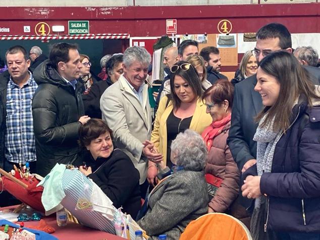 800 encajeras y bolilleras se han dado cita en la Plaza de Toros de La Flecha 