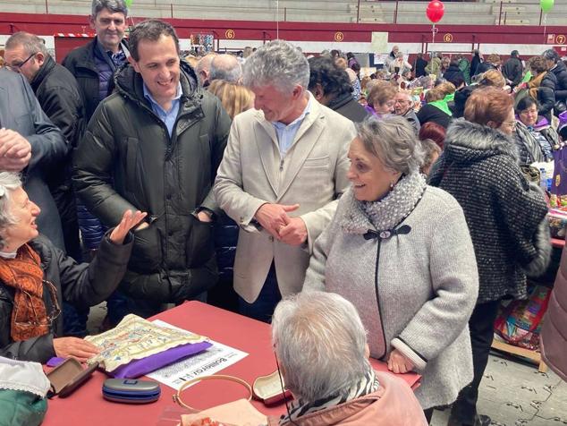 800 encajeras y bolilleras se han dado cita en la Plaza de Toros de La Flecha 