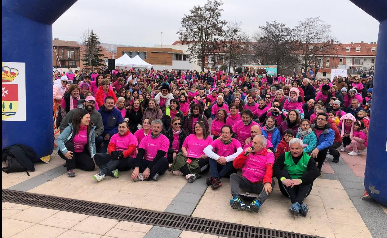Foto de familia de los participantes con la corporación a la cabeza, antes de dar la salida 