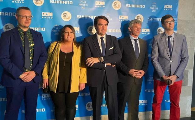 El consejero Juan Carlos Suárez-Quiñones en el centro, con Sarbelio Fernández, alcalde de Arroyo y la concejala de Cultura Ana Sánchez, junto al organizador Sebastián Cuesta e Ignacio de la Fuente, Jefe de Servicio de Caza y Pesca de la Junta de Castilla y León 