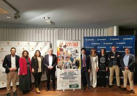 Miembros de la corporación, organizadores y representantes de la asociación beneficiaria ante el cartel