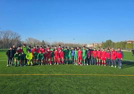 Ambos equipos saltaron al cesped con brazaletes verdes