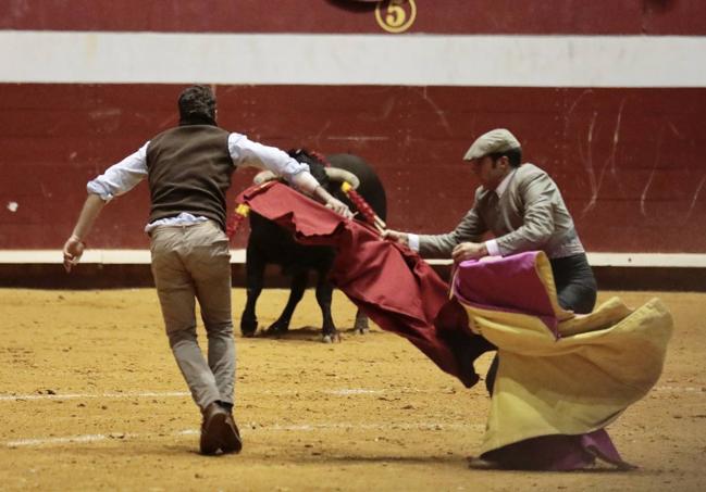 Momento en el que las cuadrillas expulsan al espontáneo