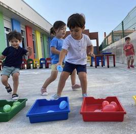 Niños jugando en el patio de las escuelas infantiles de Arroyo