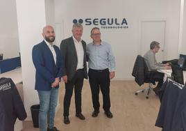 El concejal José Luis Nicolás, el alcalde Sarbelio Fernández y el responsable de Segula Technologies Thomas Vayssier en las instalaciones de la empresa en Arroyo de la Encomienda