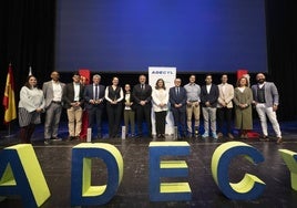 Foto de familia de los galardonados y miembros de ADECyL con el presidente de las Cortes