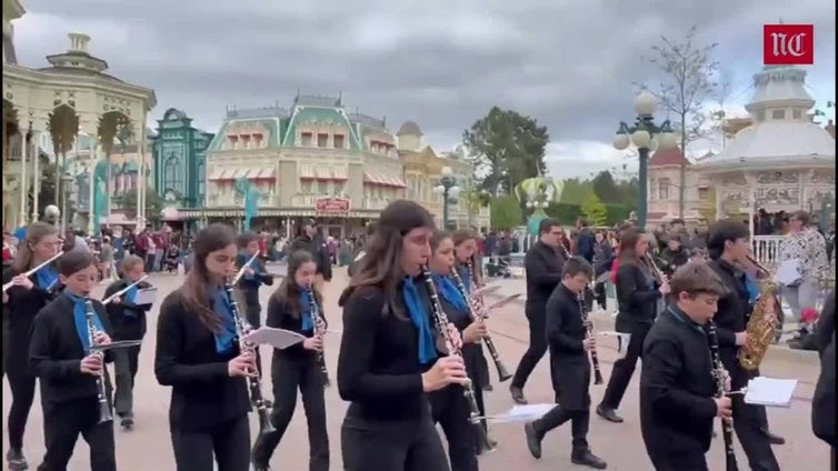 Los músicos de la Banda Juvenil de Arroyo en Disney