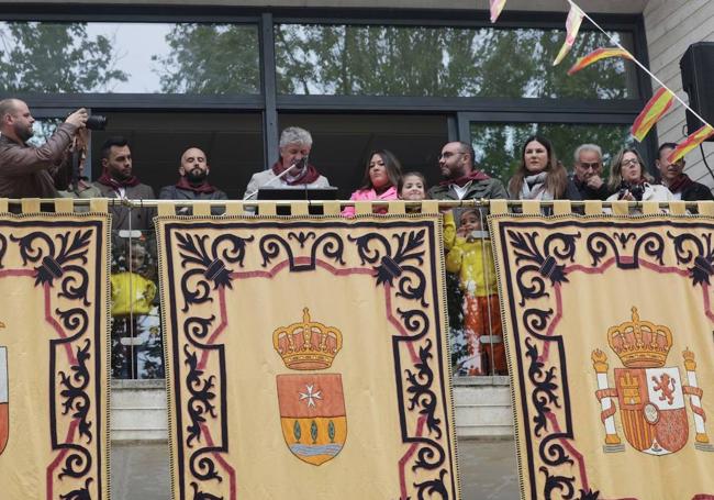 El alcalde, Sarbelio Fernández, durante su intervención junto a la corporación municipal