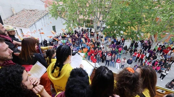 Arroyo arranca sus fiestas de San Juan con un colorido pregón y desfile de peñas