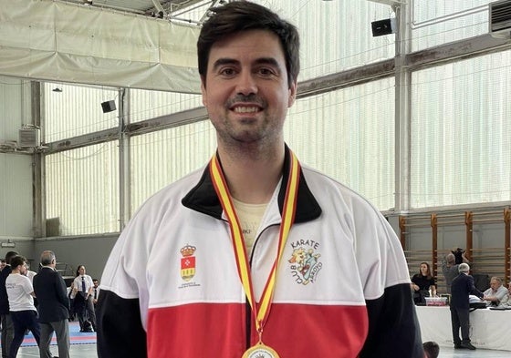 Adrián Lueje con la medalla que le acredita como campeón