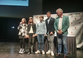El alcalde, Sarbelio Fernández con el equipo ganador de la categoría de 6º de Primaria
