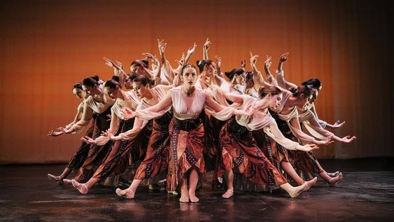 Un auditorio en pie para el Joven Ballet de Arroyo