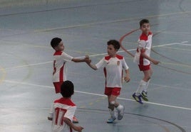 Niños jugando al Fútbol Sala en Arroyo