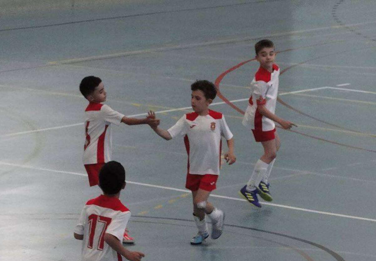 Niños jugando al Fútbol Sala en Arroyo