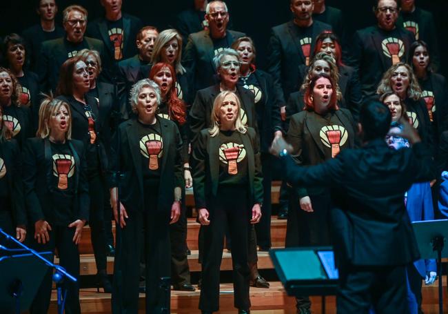 El coro está integrado por 80 voces y músicos con varios instrumentosLos