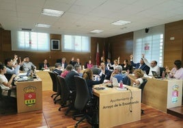Concejales votando en el pleno