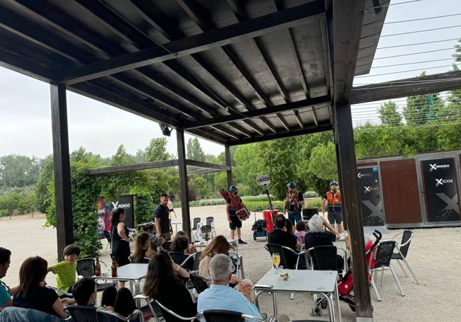 Cuerdos de Atar representó 'El que tubo retubo' en el Parque del Socayo.