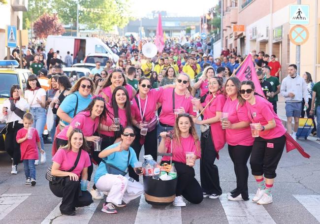 Las integrantes de una de las 74 peñas de Arroyo durante el desfile