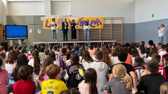 Los alumnos del Elvira Lindo editan su primer cuento 'La flor mágica'