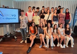 Sarbelio Fernández con los deportistas becados