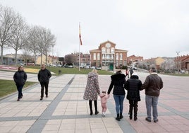 Vecinos de Arroyo de la Encomienda paseando por la Plaza de España