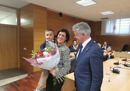 Eva Herrero con el pequeño Romeo en brazos y junto al alcalde Sarbelio Fernández