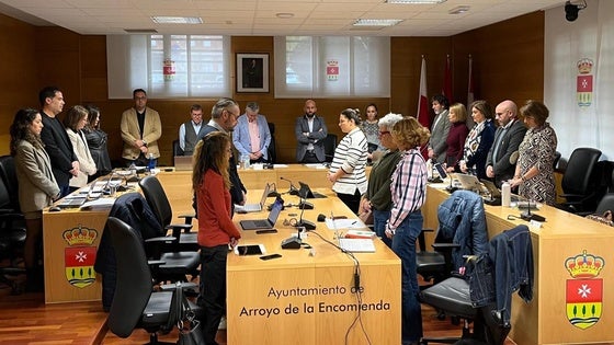 El pleno de Arroyo homenajea a las víctimas de la DANA y exige a la Junta más información sobre la ampliación de la red de farmacias