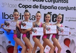 Las gimnastas con sus diplomas