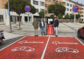 El alcalde, Sarbelio Fernández, enel centro, acompañado del 'project manager' de Acciona Energía, Julen Bravo y del concejal de Infraestructuras y Servicios, Alberto Centenero