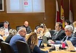 Alba Acero, Eduardo Vela y Helena Muñiz durante el pleno celebrado hoy viernes