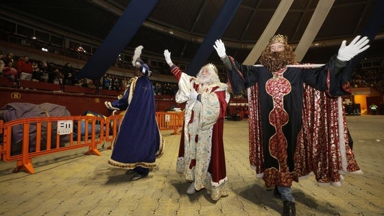 Los Reyes Magos llevan su ilusión a la plaza de toros de Arroyo