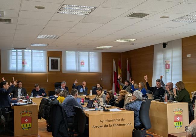 Los ediles votando el nuevo presupuesto