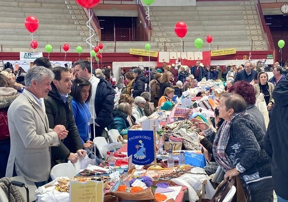 El alcalde, Sarbelio Fernández y el Presidente de la Diputación Conrado Iscar, conversando con las encajeras participantes en una edición anterior el encuentro