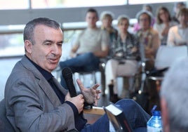 El autor Lorenzo Silva durante su encuentro con los lectores de Arroyo de la Encomienda