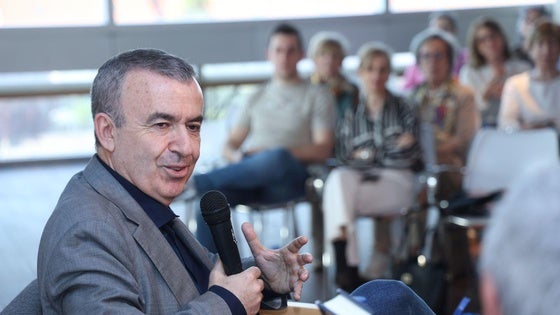 «Como reportero nunca ahondaría en detalles escabrosos. Como novelista, sí»