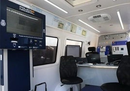 Interior de una de las unidades móviles de documentación de la Policía Nacional