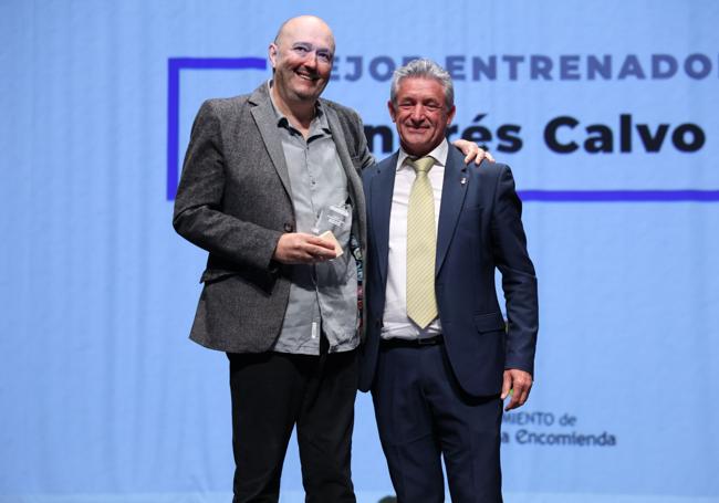 Andrés Calvo con su galardón y junto a Sarbelio Fernández