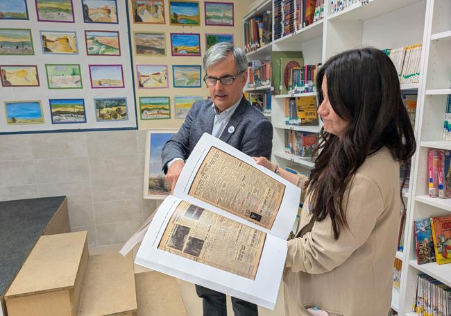 Luis Sáez, nieto del poeta, entregó al colegio una recopilación de artículos de prensa sobre Raimundo de Blas