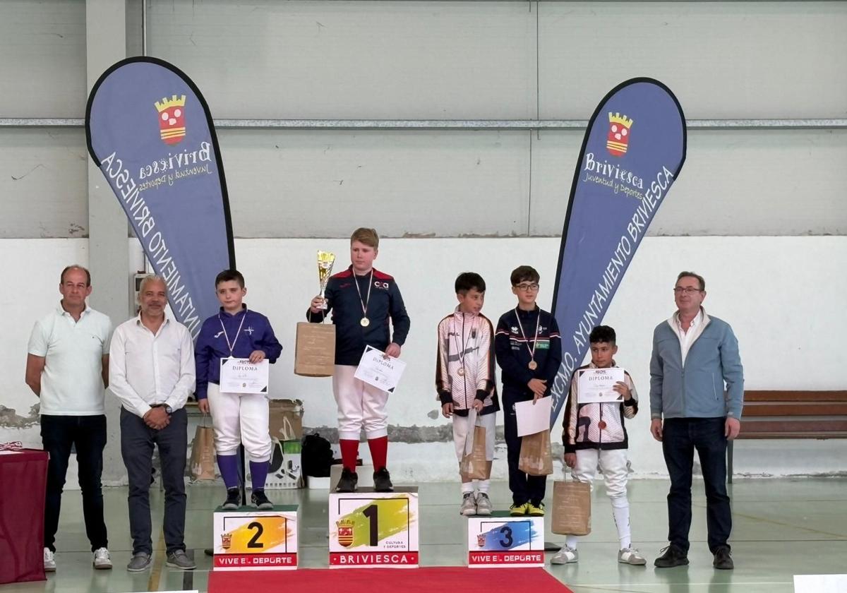 Los tiradores del Club Esgrima Arroyo brillan en el campeonato regional