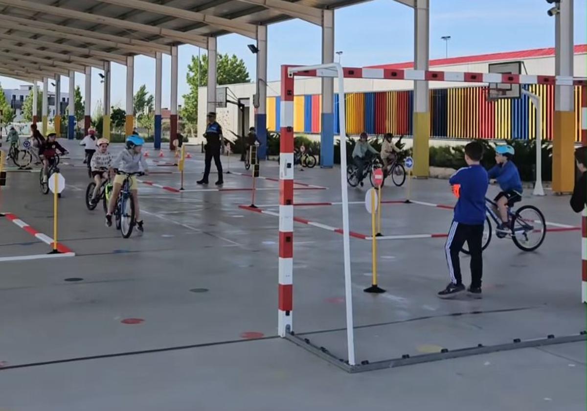 La Policía Local de Arroyo estrena un circuito de educación vial en el CEIP Kantic@