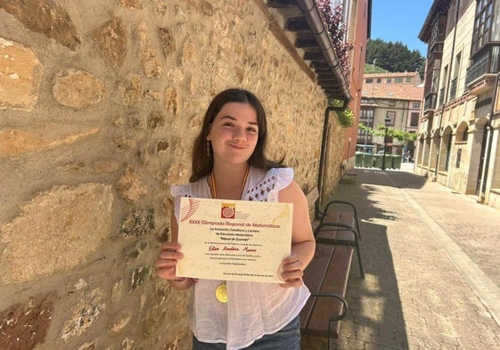 Elsa Andina con la medalla y el diploma que le acreditan como ganadora de la XXXII Olimpiada Matemática Regional